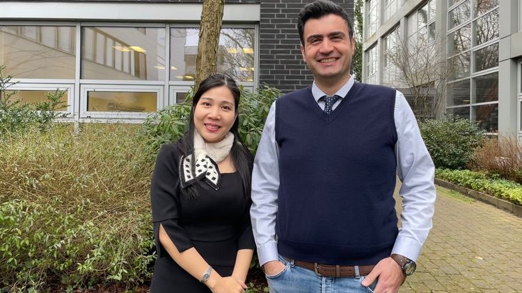 Porträtfoto zweier Teilnehmenden des Weiterbildungsprogramms UNILEAD auf dem Campus der Universität Oldenburg.