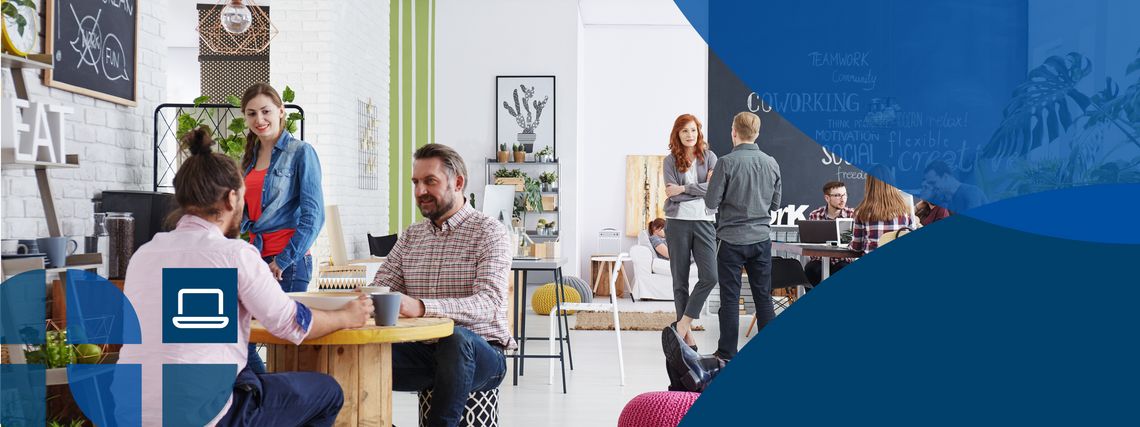 Viele Menschen sitzen und stehen in einem Co-Working-Büro und reden miteinander.