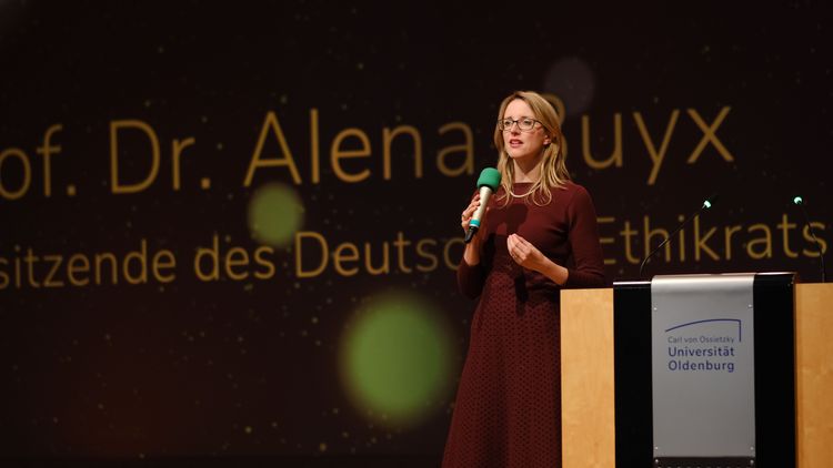 Alena Buyx auf der Bühne. Neben ihr auf der Bühne eine große 50.