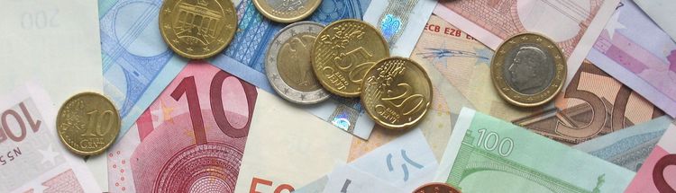 Wie finanziere ich mein Studium? Münzen und Geldscheine - ein Studium kostet!