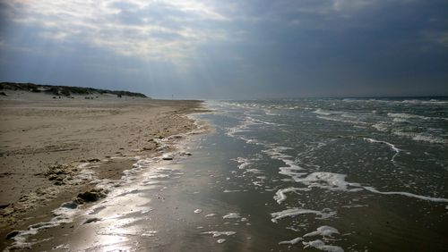 Blick auf Strand im Gegenlicht.